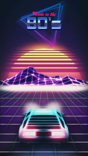復古汽車在發光網格上面對霓虹日落，帶有「Made in the 80's」文字。