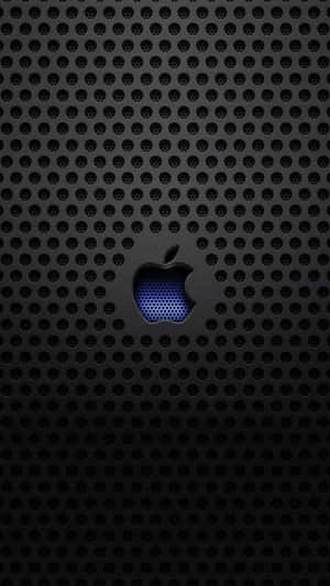 黑色穿孔表面帶有發光藍色Apple標誌