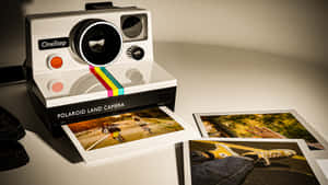 復古Polaroid相機彈出滑板照片，附近有其他打印照片。