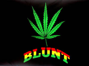 黑色背景上帶有 Rasta 顏色「BLUNT」文字的綠色大麻葉。 — 樹葉 壁紙