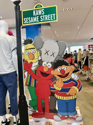 KAWS x 芝麻街角色在零售店展示中與模特兒一同展示。 — Kindle 壁紙