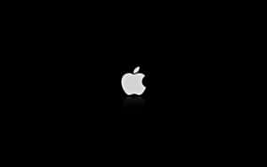 銀色Apple標誌在黑色背景上帶有倒影
