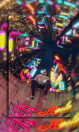 夜晚，一個人坐在霓虹燈照亮的高樓大廈下的邊緣