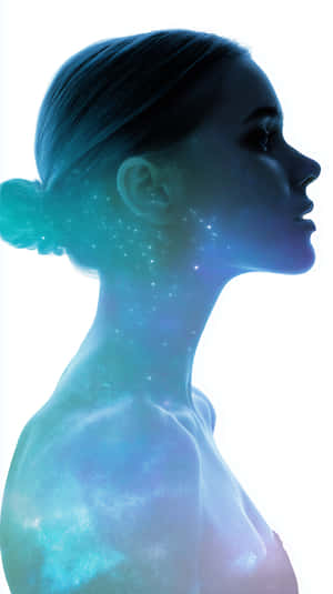 女性側面輪廓，體內有發光的宇宙星辰和星雲。