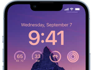 iPhone 鎖定畫面顯示時間、天氣和日期，背景為山脈日落。