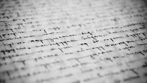 舊紙上手寫草書文字的近距離特寫，淺景深。