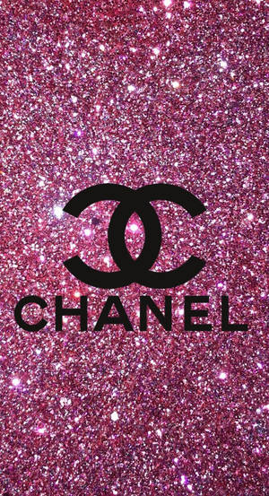 粉紅色閃粉背景上的黑色Chanel標誌。