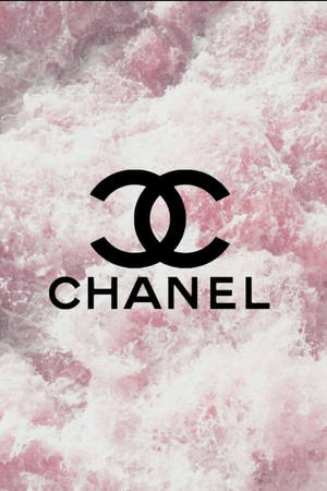 Chanel 標誌在粉紅色和白色大理石背景上