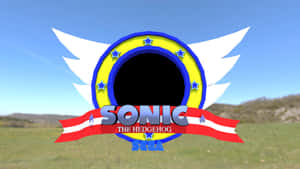帶有翅膀和絲帶的Sonic the Hedgehog標誌在草地上方。 — 超音鼠 壁紙