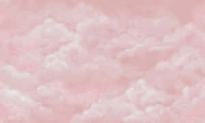 粉紅色和白色的蓬鬆雲朵漂浮在柔和的粉彩天空中。