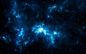 在深空中，帶有發光氣體雲和散落星光的鮮豔藍色星雲。 — 深藍色 壁紙