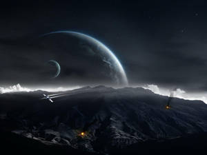 一艘太空船在繁星點點的夜空中，在兩顆發光行星下翱翔於外星山脈之上。