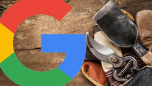 Google 標誌在木質背景上，配有園藝工具和手套。