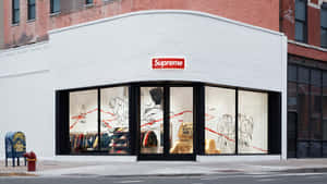 Supreme角落店舖，白色磚牆外牆和大窗戶展示街頭服飾和草圖。