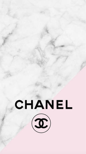 Chanel標誌在大理石和粉紅色背景上