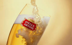 Stella Artois啤酒倒入帶有泡沫的玻璃杯中
