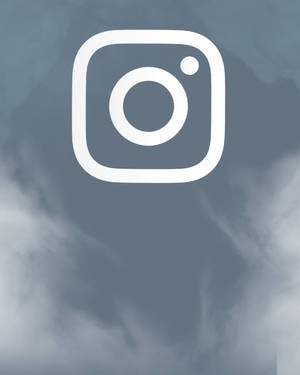 Instagram標誌漂浮在多雲的天空上