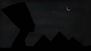 新月下星空夜晚中，金字塔旁法老的剪影。