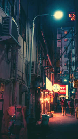 夜晚的一條狹窄小巷，有發光的霓虹招牌和行人。