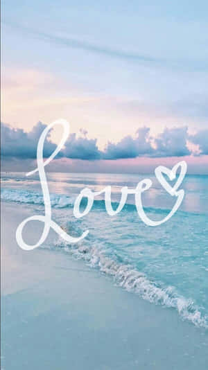 日落時分寧靜的海灘，柔和的海浪和白色字體的「Love」。