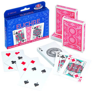 尤克紙牌遊戲盒，內有兩副牌，散落的牌在白色表面上。