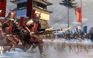身穿紅色盔甲的武士戰士在雪地日本戰場上前衝。
