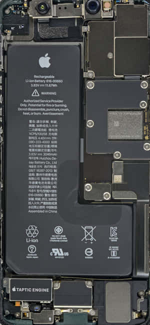 拆解後的 iPhone 內部，顯示電池和 Taptic Engine。