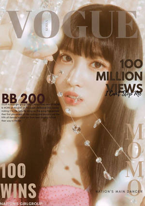 一位年輕黑長髮女性在Vogue雜誌封面照中手持一串閃爍的水晶。