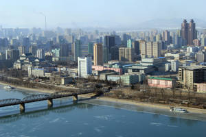城市天際線，河流橋樑和結冰的水面