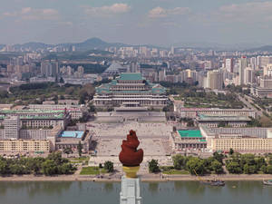 平壤市景，可見萬壽台大紀念碑和大同江。