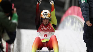 德國雪車運動員在2018年平昌慶祝奧運勝利。