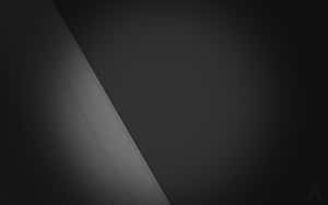 極簡抽象漸變，黑色背景上帶有對角灰色條紋。