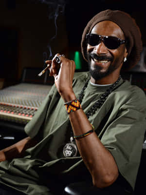 Snoop Dogg 喺錄音室入面食煙微笑。
