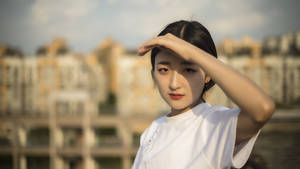 年輕女性在城市中遮擋陽光