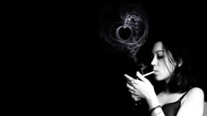 女性抽煙，煙霧形成心形 — 黑白 壁紙