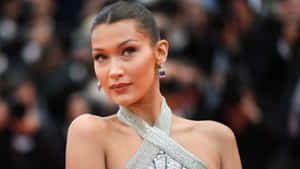 Bella Hadid 在紅地毯活動中身穿閃亮銀色長裙。