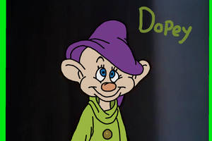 卡通小矮人角色 Dopey，戴著紫色帽子和綠色外套。