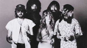 Fleetwood Mac樂隊成員以70年代風格在工作室照片中擺姿勢。
