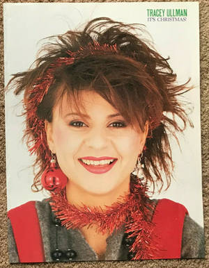 Tracey Ullman 穿著紅色閃粉節日服裝對著鏡頭微笑。 — 愛瑪·屈臣 壁紙