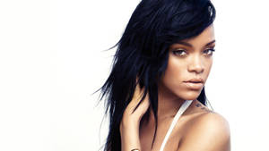 Rihanna 深色頭髮同紋身，直視鏡頭。