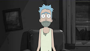 Rick Sanchez 坐在破舊梳化上，房間昏暗下雨，牆上有山景畫。