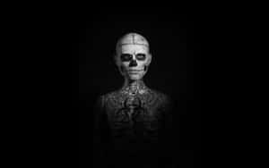 一個化著骷髏臉部彩繪並帶有生物危害紋身的人的黑白影像。