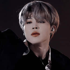 短頭髮同多個耳環嘅年輕男子，著住黑色外套。 — Jimin GIF 壁紙