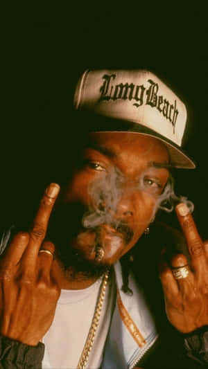 Snoop Dogg 吸煙並舉起中指嘅深色相片。