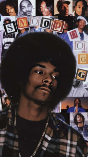 Snoop Dogg 身穿格仔衫，有大爆炸頭同鏈，被自己嘅相片同名字字母包圍。