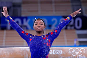 Simone Biles在2020年東京奧運會的平衡木上慶祝，身穿星條緊身衣。