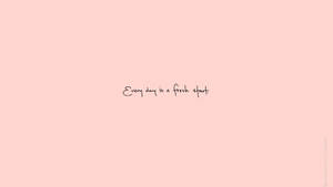 手寫語錄「Every day is a fresh start」在柔和粉紅色背景上