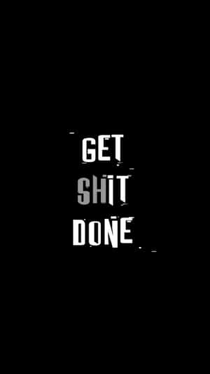 黑色背景上粗體白色文字的勵志名言 get shit done