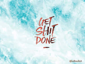 勵志短語 get shit done 以紅色書法字體呈現，背景為帶紋理的藍色水彩
