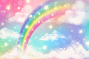 在柔和的粉彩天空中，一道色彩繽紛的彩虹伴隨著星星和雲朵。